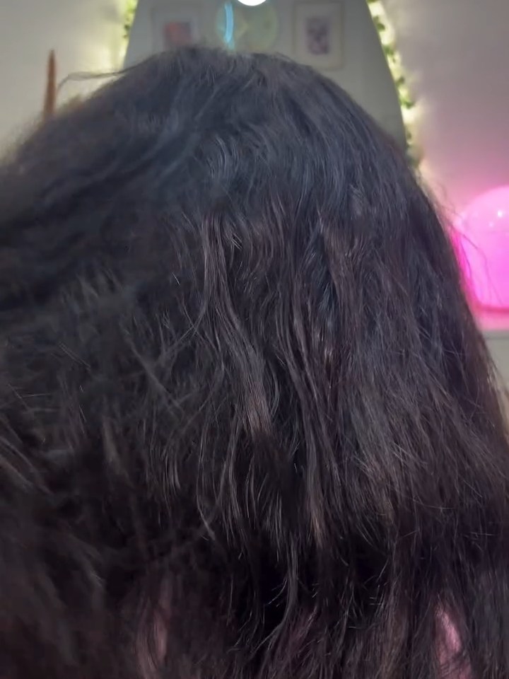 Pelo antes del alisado, con frizz y ondas